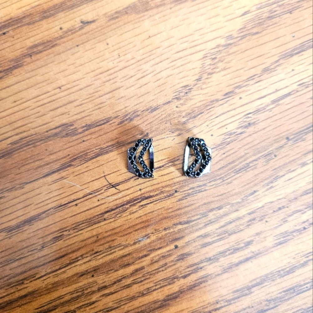 Black arrow charms